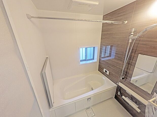 広々1坪タイプのゆったり浴室ユニット。防カビ・抗菌素材なのもうれしい。