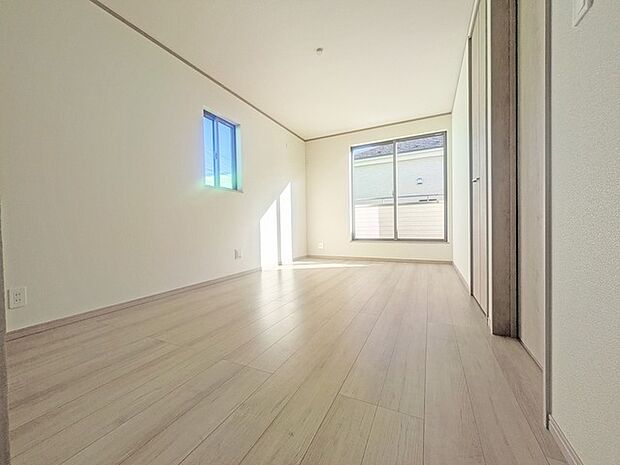 バルコニーからはたっぷりと太陽の光が舞い込みます。