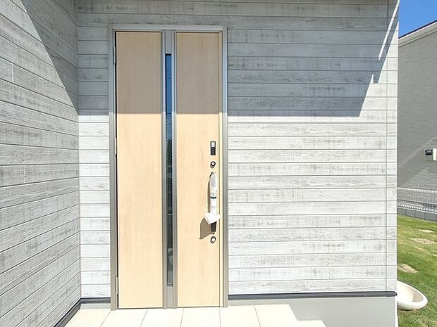 ポーチのついた新築分譲物件。玄関の印象はいかがでしょうか？入口からご覧ください。 