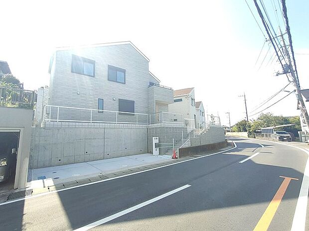 駐車が苦手な方にも嬉しい、前面6ｍ道路に面した住まい。 