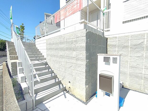 アプローチからの玄関がおしゃれな住宅。出発も帰宅も楽しみになるかも。