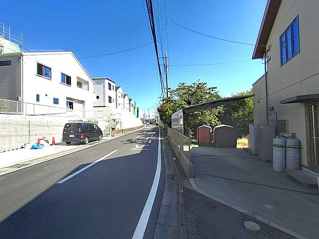 駐車が苦手な方にも嬉しい、前面6ｍ道路に面した住まい。 