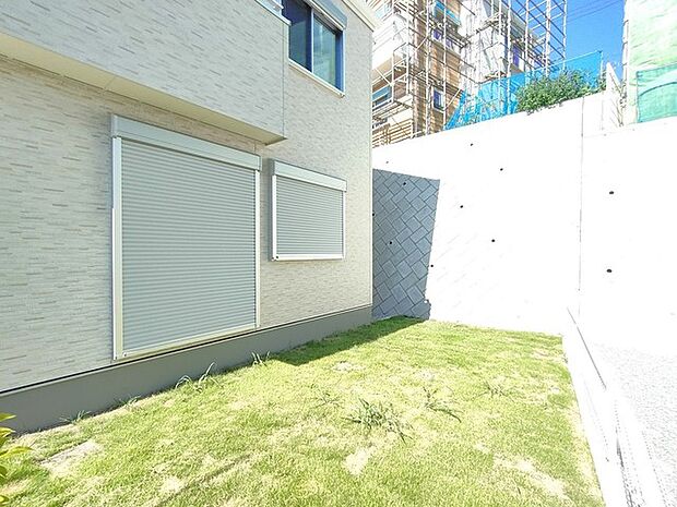 ベッドタウンにスタンダードなサイズのお庭付き。