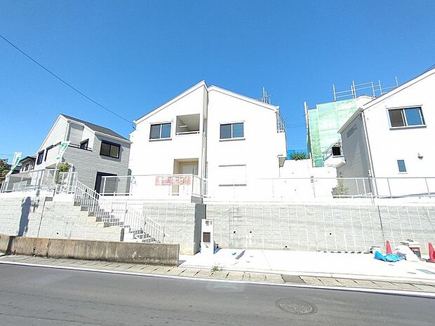 駐車が苦手な方にも嬉しい、前面6m道路に面した住まい。