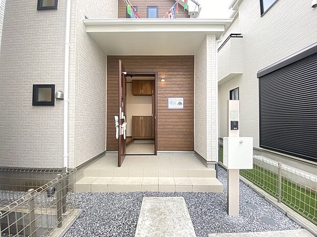 この扉を開けると、新築の木の匂いが待ってます。