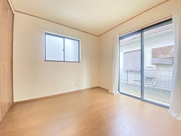 大きな窓から明るい日差しが差し込みます