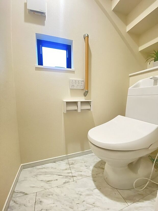 お手洗いこそシンプルな清潔感が重要、白いクロスに白いお手洗いを配置しました。