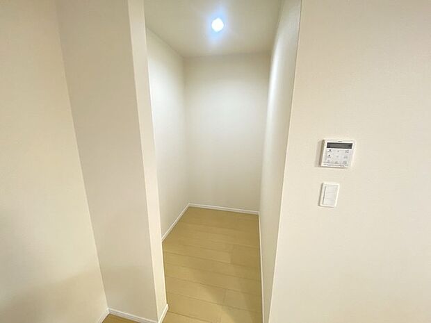 キッチンの脇に、この収納があるだけで、キッチン動線が変わりますね。