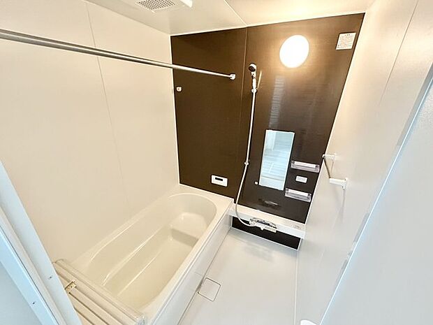 バスユニット1坪タイプ、浴室乾燥機、手すり付き。 