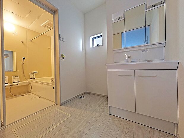 収納力と機能性に優れた、お手入れラクラク洗面化粧台。