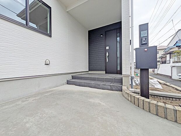 ポーチのついた新築分譲物件。玄関の印象はいかがでしょうか？入口からご覧ください。 