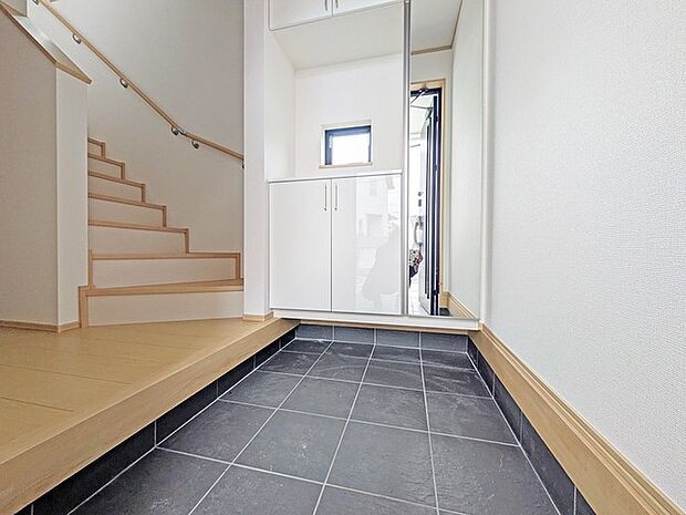 玄関を開けたらシューズボックス、使いやすい配置です。