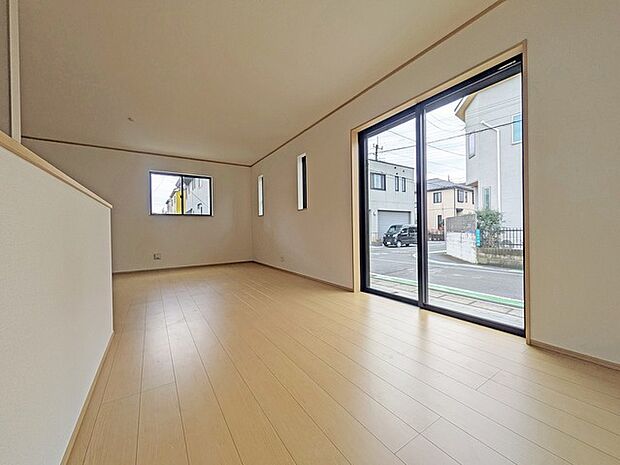 たっぷりの陽光と、心地よい風が舞い込みます。