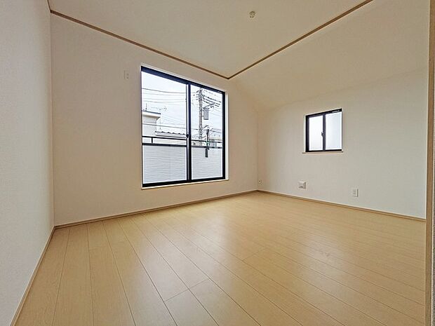 大事な日当たりは、大きな窓から。誰のお部屋にしましょう。  