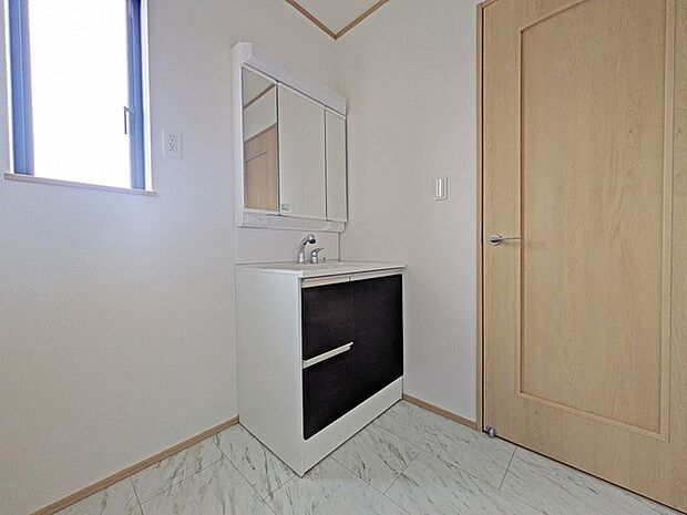 お出かけ前の身だしなみに一歩差がつく三面鏡。