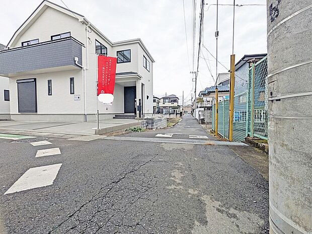 南東の道は幅員がやや狭いですが角地の物件です。