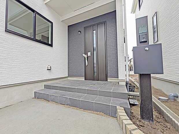 ポーチのついた新築分譲物件。玄関の印象はいかがでしょうか?入口からご覧ください。