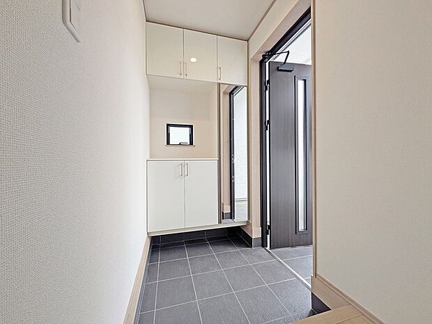 玄関を開けたらシューズボックス、使いやすい配置です。