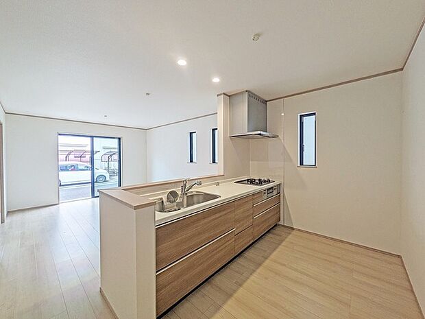 リビングで遊ぶお子様を見守りながらお料理ができる、対面キッチン。 