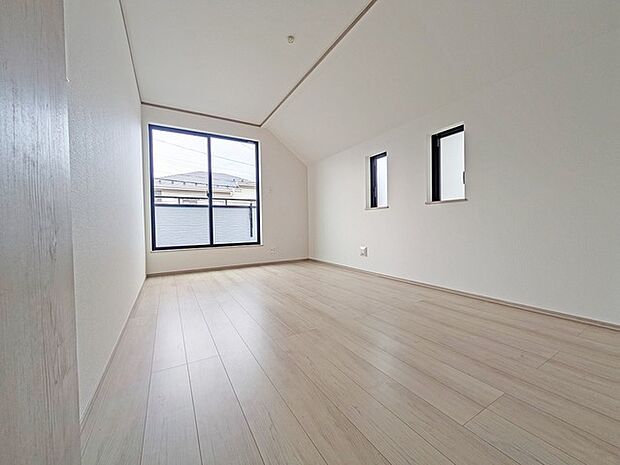大事な日当たりは、大きな窓から。誰のお部屋にしましょう。
