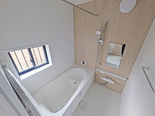 浴室は湿気がたまりやすく、換気扇だけでは心配。。。窓をあければお風呂がカラっと乾きます。