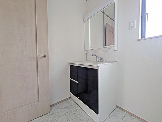 収納豊富な三面鏡付洗面化粧台。水回りのあれこれがキレイに収まりそうですね。