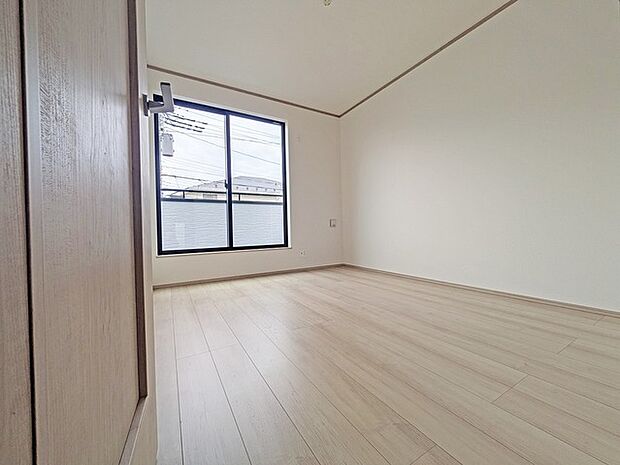 広々バルコニーから、たっぷり太陽の恵みが得られます。 