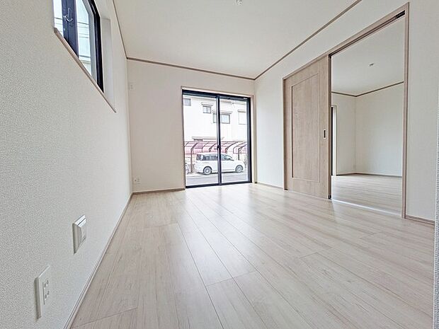 大きな窓から明るい日差しが差し込みます 