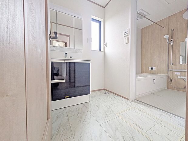 たっぷりの収納を設けたシャワー付洗面台で快適な暮らし。