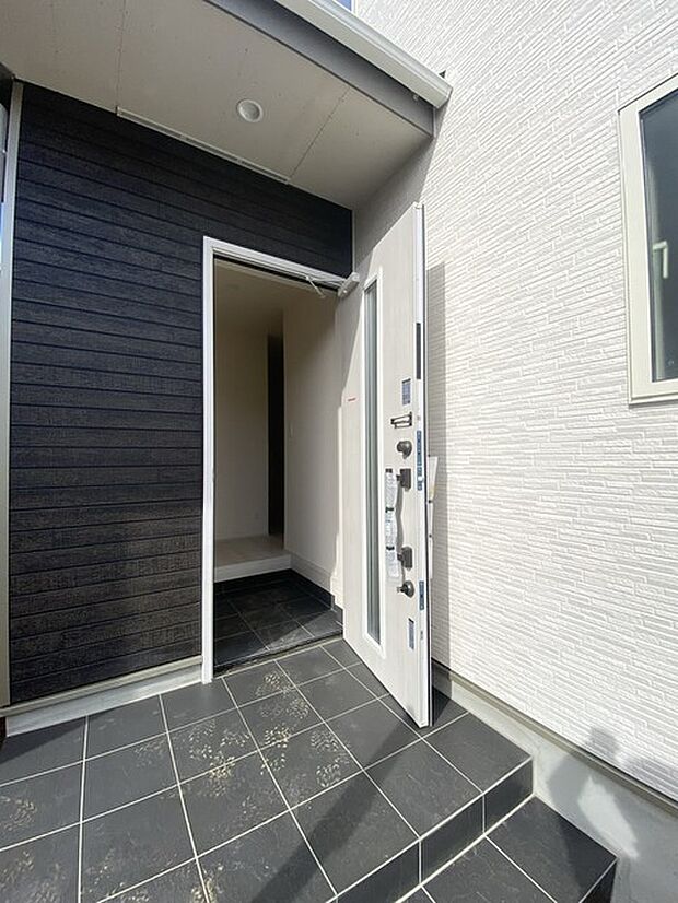 アプローチからの玄関がおしゃれな住宅。出発も帰宅も楽しみになるかも。