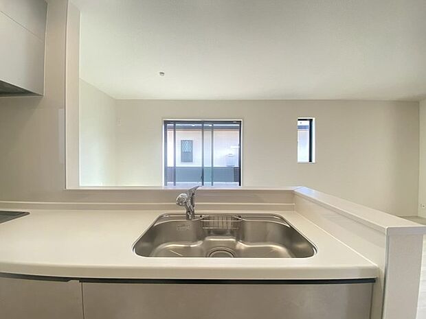 ご家族みんながゆったりくつろげる広々リビング。