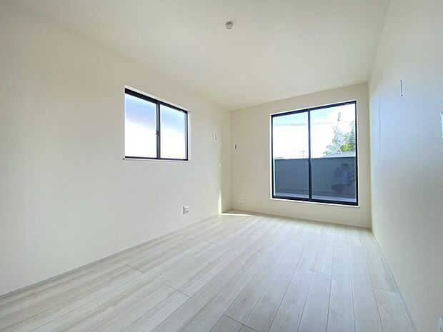 たっぷりの陽光と、心地よい風が舞い込みます。