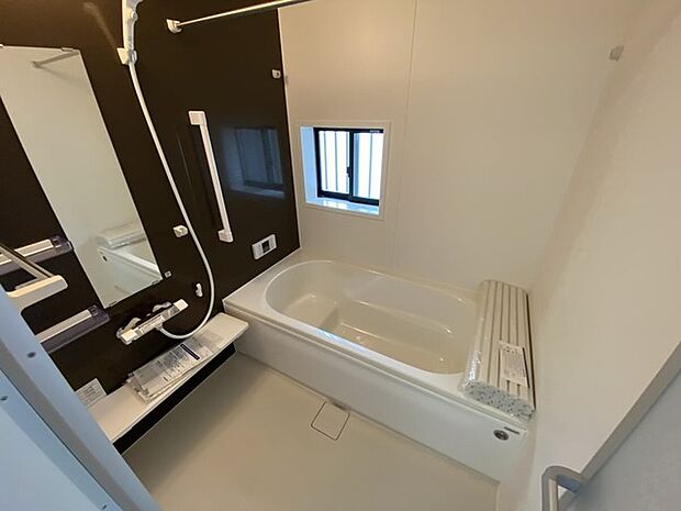 広々1坪タイプのゆったり浴室ユニット。防カビ・抗菌素材なのもうれしい。