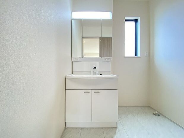 お出かけ前の身だしなみに一歩差がつく三面鏡。