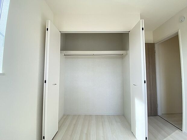 お絵かき、工作、自由研究。お子様の思い出もたっぷり収められる大型収納。 