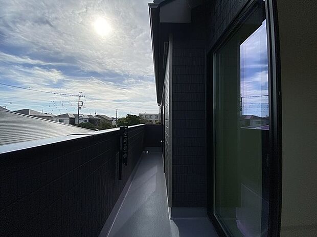 ゆとりの広さを確保したバルコニー。お布団を干すのも、この広さならラクラク。 