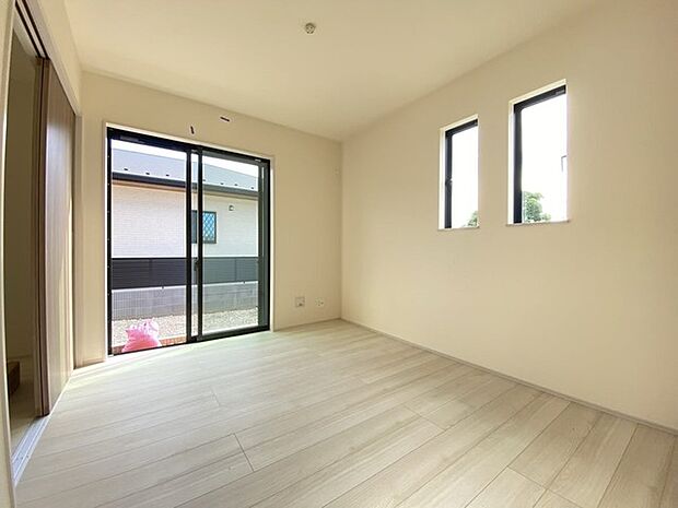 大きな窓から明るい日差しが差し込みます