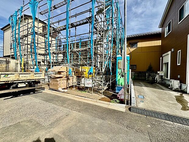 駐車場は2台まで駐車可能。マイカーの車幅もお確かめください。 