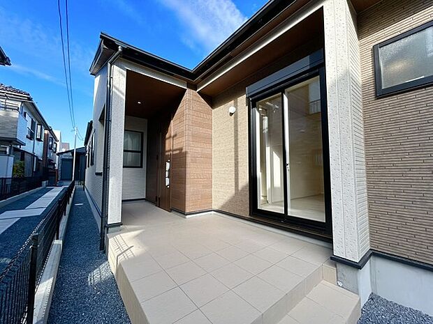 新築の玄関扉。きっと今のお家より重厚感が違います。 