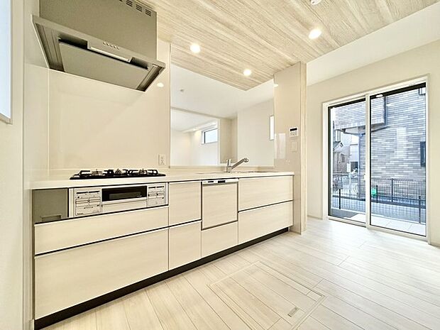 手元は隠しながら、 リビングとも会話できるセミオープンキッチン。 