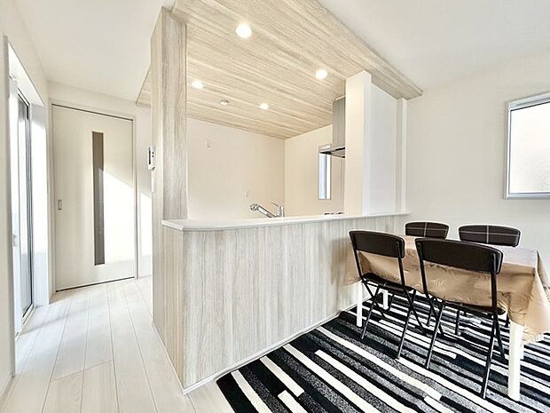 料理をしながらでも、ご家族との会話を楽しめる対面キッチン。 