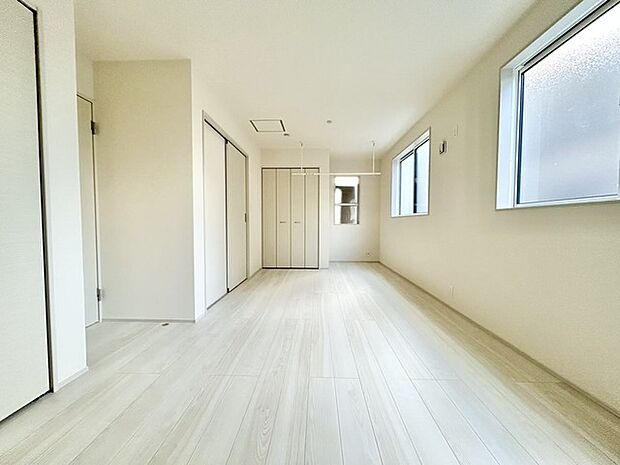 将来的には間仕切りして2部屋に変更可能な洋間。成長に合わせた間取り変更が可能なタイプ。 