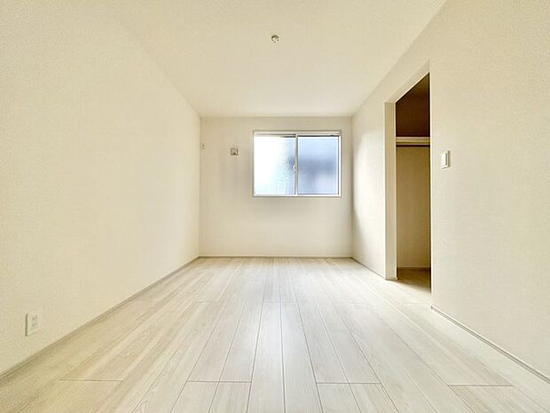 新築の木の匂いのする室内。写真では伝わらないので、ぜひ現地でお確かめください。 