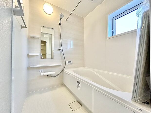 一日の疲れを癒す浴室は、広々1坪以上。 