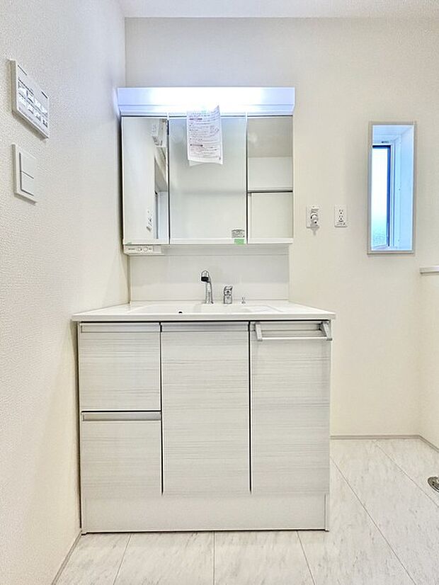 三面鏡にハンドシャワー付き、 使いやすい洗面台。 