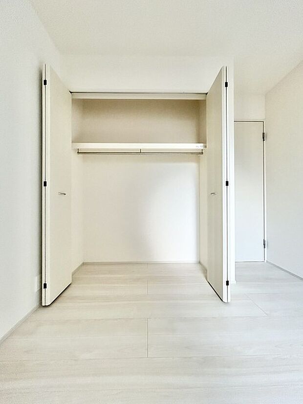 収納力と使い勝手がうれしいウォークインクローゼットがあります 