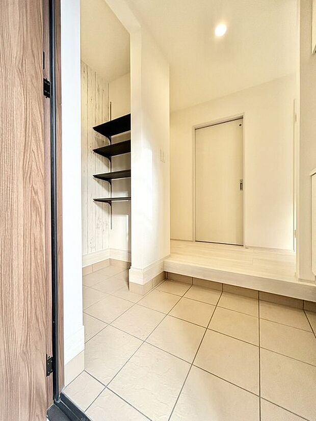 玄関横にシューズインクローク付き、雨具や三輪車を置いても余裕の広さ。 