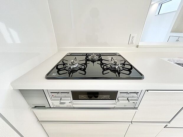 お掃除のしやすいフラットタイプの3口コンロです。