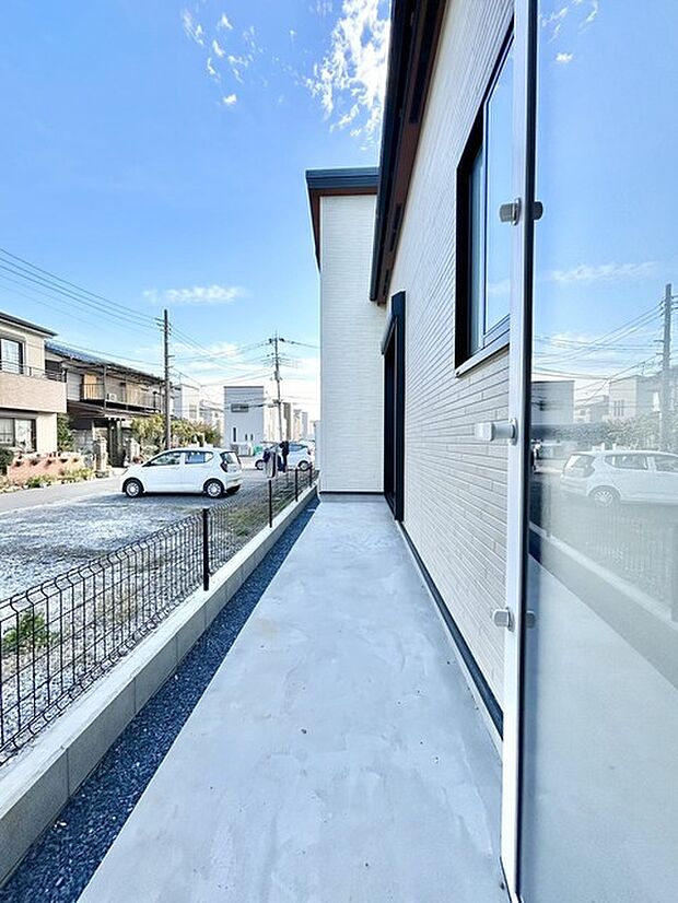 らくらくお洗濯を助ける広いバルコニー。 