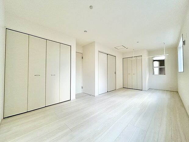 大きな窓から明るい日差しが差し込みます。